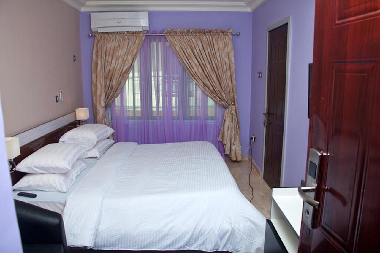 Milestone Hotel Ogombo Esterno foto