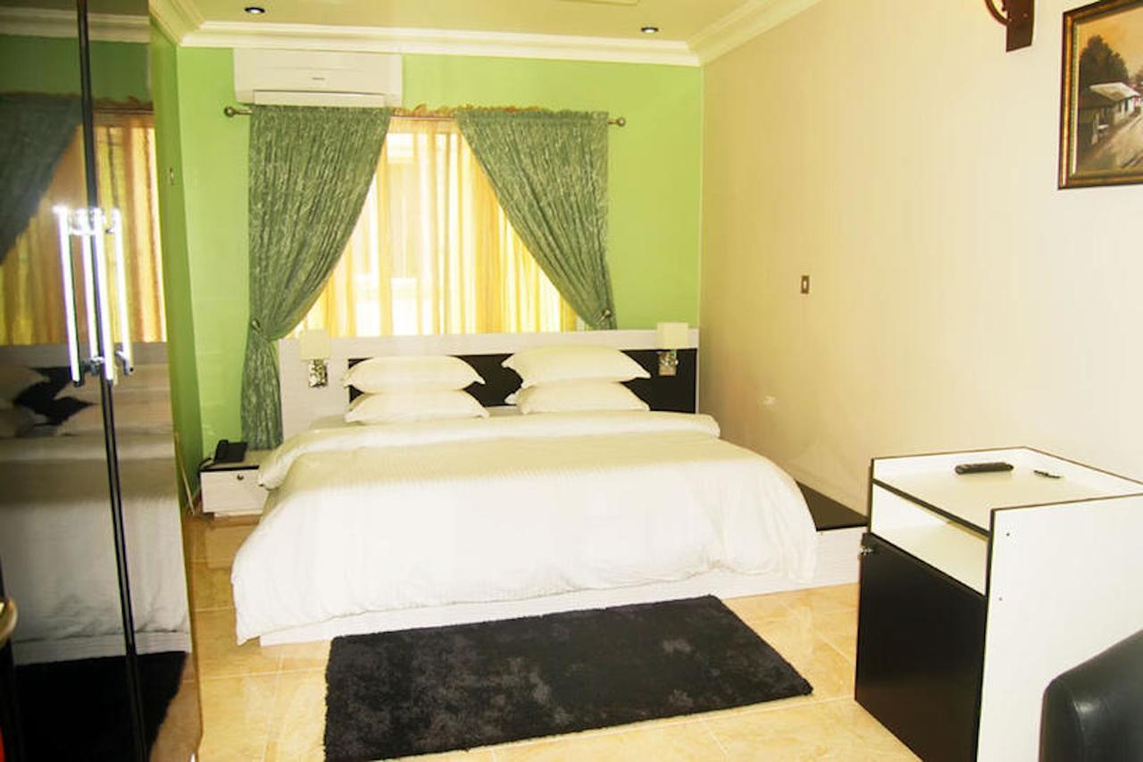 Milestone Hotel Ogombo Esterno foto