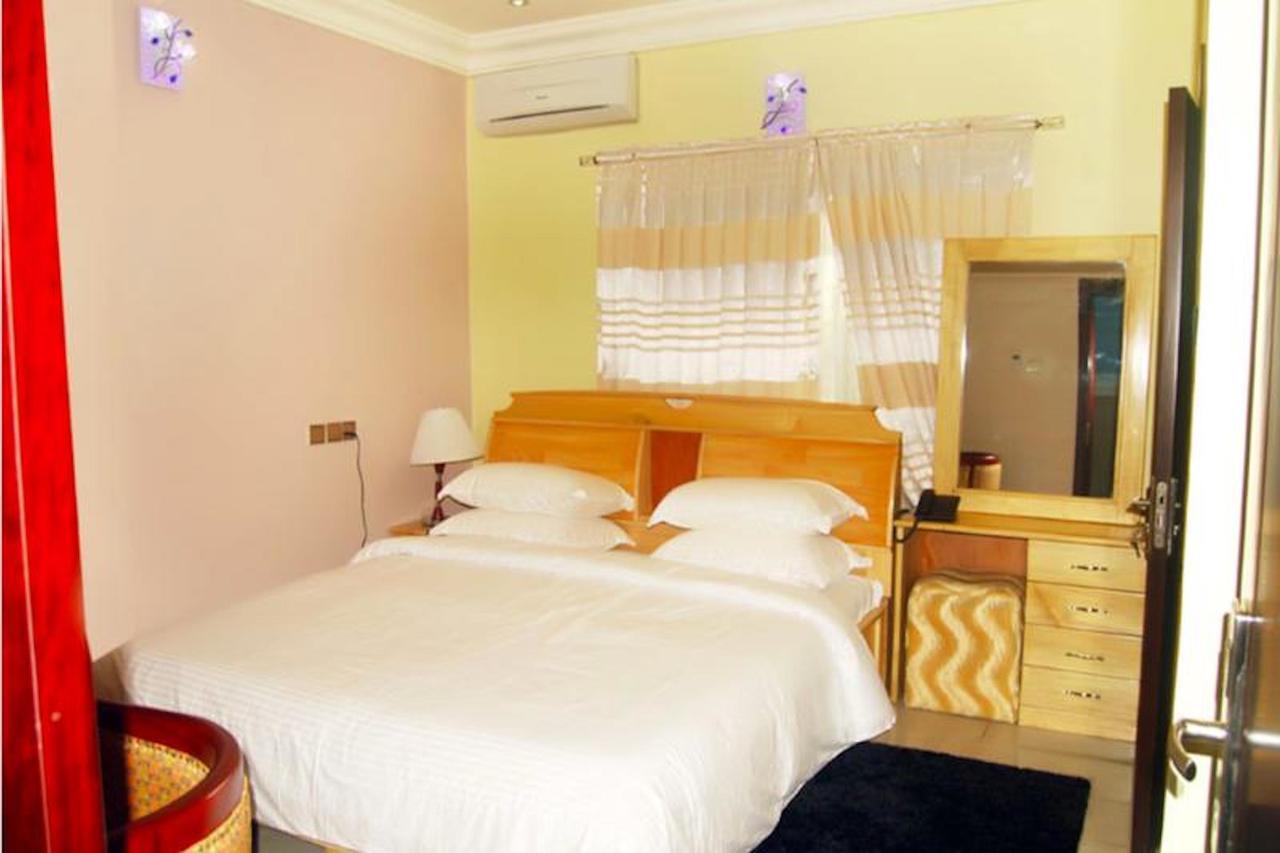 Milestone Hotel Ogombo Esterno foto