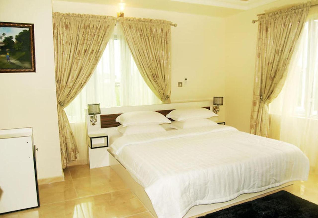 Milestone Hotel Ogombo Esterno foto