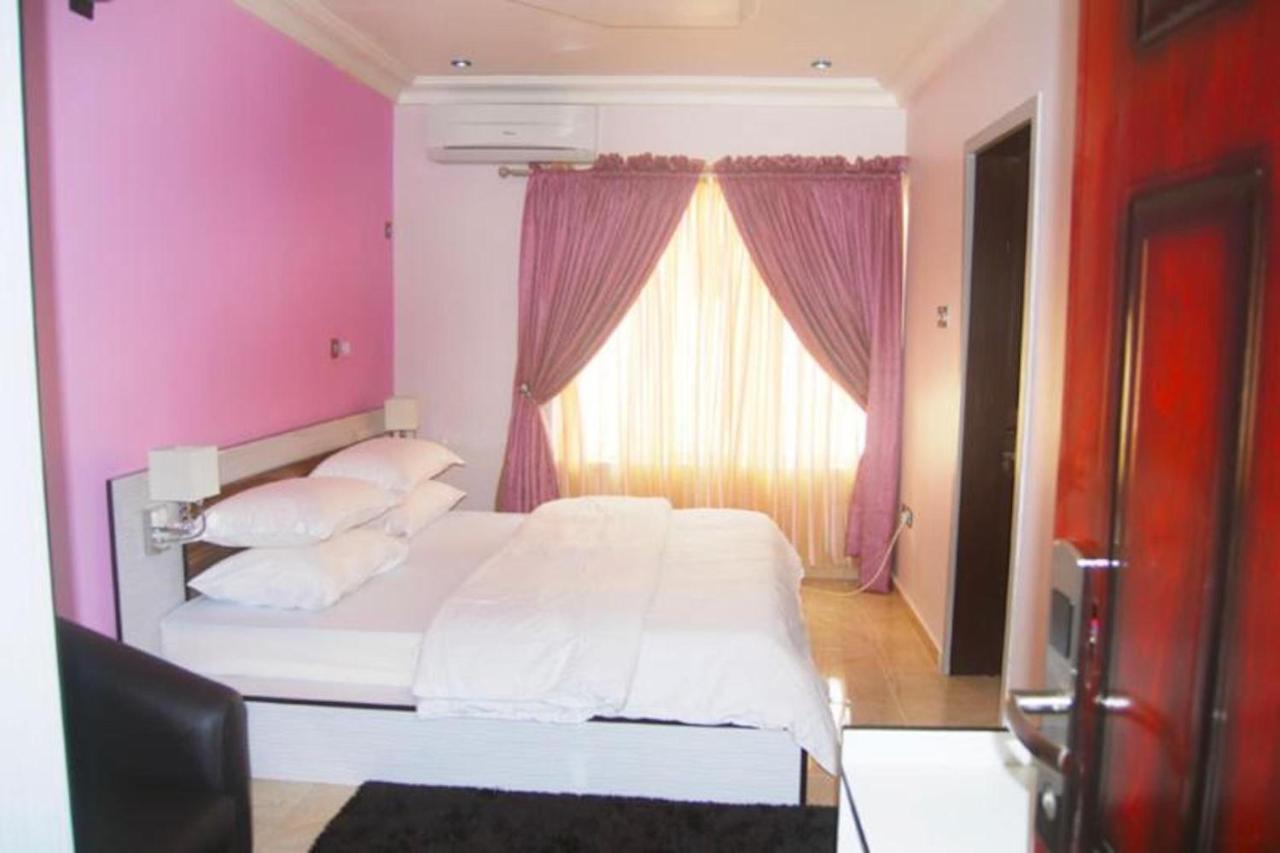 Milestone Hotel Ogombo Esterno foto