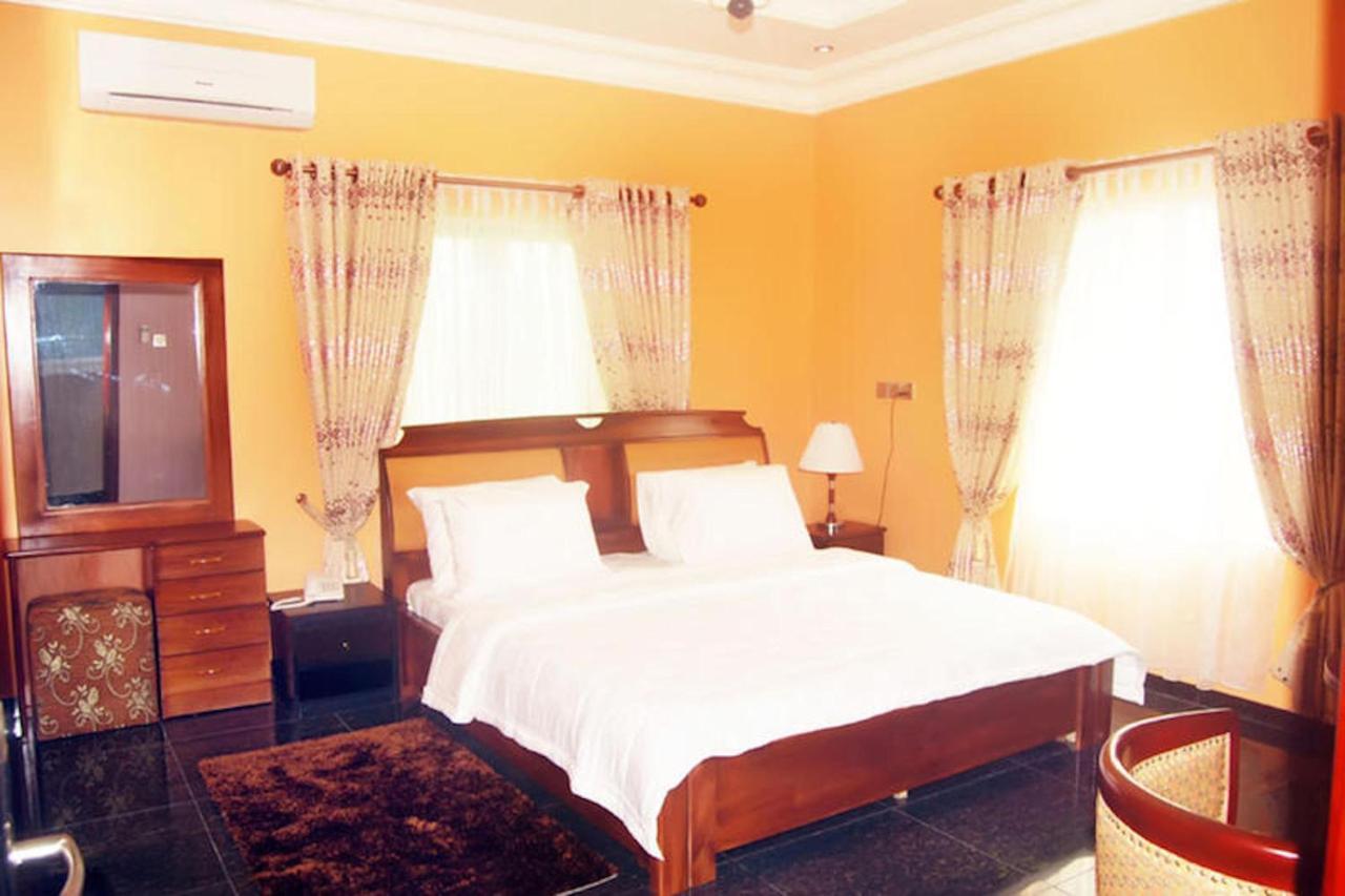 Milestone Hotel Ogombo Esterno foto